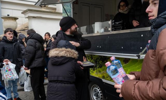 Prima bucătărie socială mobilă din Iași iese în stradă: 500 de mese calde, în fiecare joi, pentru cei care au mai mare nevoie
