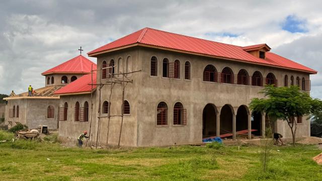 Construcția Centrului Bisericesc de la Arusha continuă