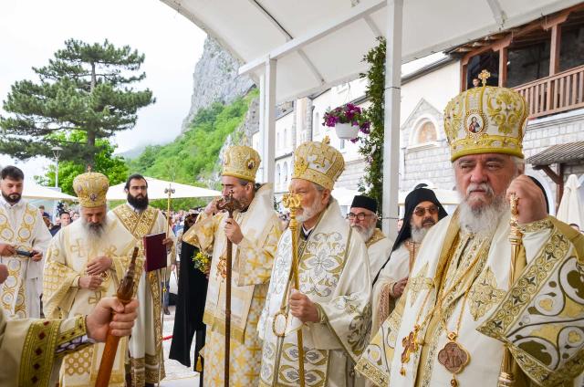Înaltpreasfințitul Părinte Teofan a slujit la hramul Mănăstirii Ostrog din Muntenegru