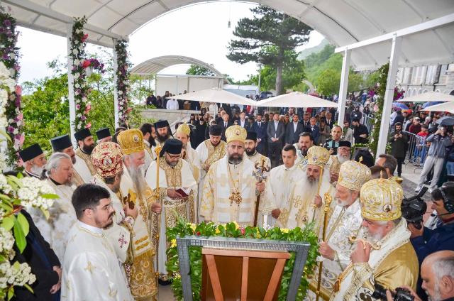 Înaltpreasfințitul Părinte Teofan a slujit la hramul Mănăstirii Ostrog din Muntenegru