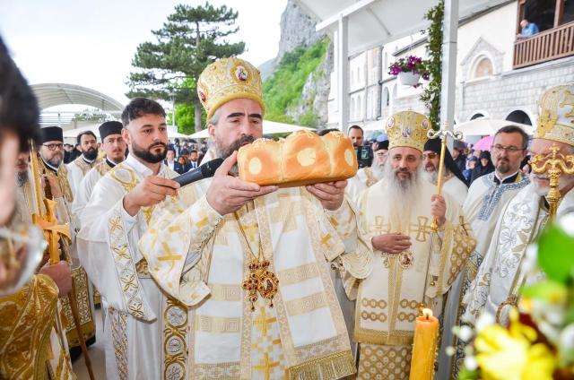 Înaltpreasfințitul Părinte Teofan a slujit la hramul Mănăstirii Ostrog din Muntenegru