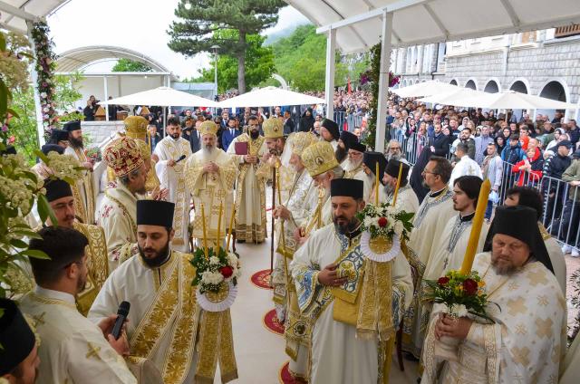 Înaltpreasfințitul Părinte Teofan a slujit la hramul Mănăstirii Ostrog din Muntenegru