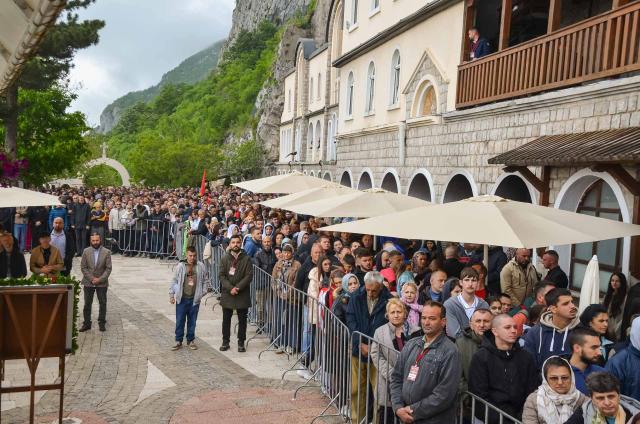 Înaltpreasfințitul Părinte Teofan a slujit la hramul Mănăstirii Ostrog din Muntenegru