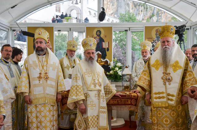 Înaltpreasfințitul Părinte Teofan a slujit la hramul Mănăstirii Ostrog din Muntenegru