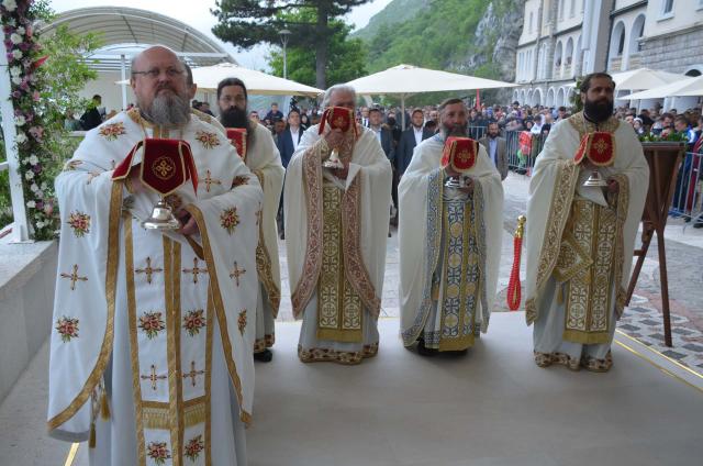 Înaltpreasfințitul Părinte Teofan a slujit la hramul Mănăstirii Ostrog din Muntenegru