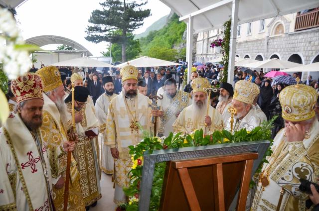 Înaltpreasfințitul Părinte Teofan a slujit la hramul Mănăstirii Ostrog din Muntenegru