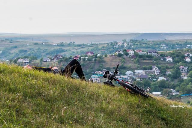 omul si bicicleta lui - odihna in natura