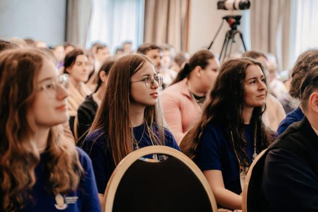 Peste 500 de tineri ieșeni au participat la Întâlnirea Anuală a Tinerilor din Protopopiatele Ieșene