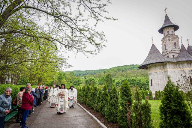 Slujire arhierească la hramul Mănăstirii Vlădiceni: „Sfântul Evanghelist Ioan ne arată să nu rămânem doar la înțelegerea cuvântului, ci la trăirea lui”
