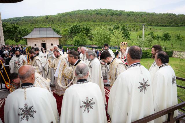 Slujire arhierească la hramul Mănăstirii Vlădiceni: „Sfântul Evanghelist Ioan ne arată să nu rămânem doar la înțelegerea cuvântului, ci la trăirea lui”