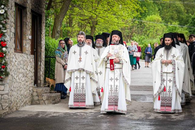 Slujire arhierească la hramul Mănăstirii Vlădiceni: „Sfântul Evanghelist Ioan ne arată să nu rămânem doar la înțelegerea cuvântului, ci la trăirea lui”