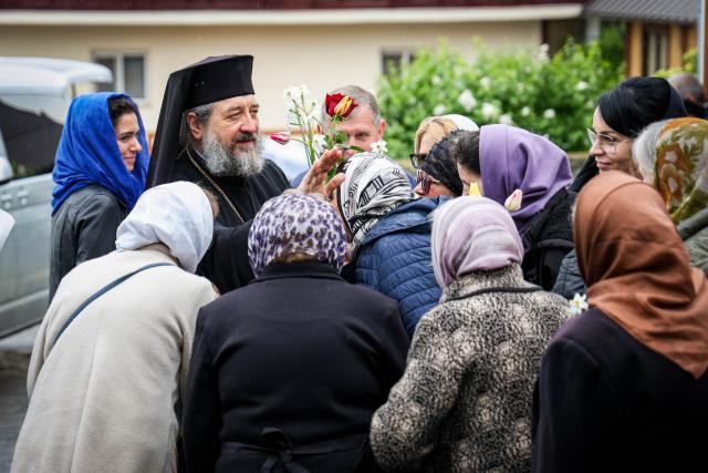 Slujire arhierească la hramul Mănăstirii Vlădiceni: „Sfântul Evanghelist Ioan ne arată să nu rămânem doar la înțelegerea cuvântului, ci la trăirea lui”