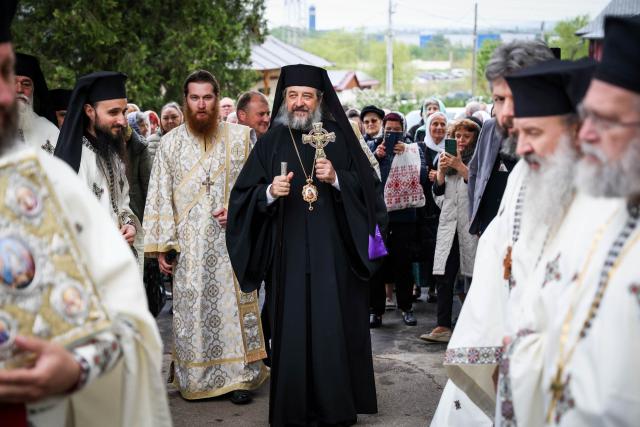 Slujire arhierească la hramul Mănăstirii Vlădiceni: „Sfântul Evanghelist Ioan ne arată să nu rămânem doar la înțelegerea cuvântului, ci la trăirea lui”