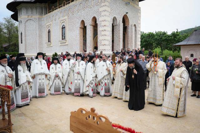 Slujire arhierească la hramul Mănăstirii Vlădiceni: „Sfântul Evanghelist Ioan ne arată să nu rămânem doar la înțelegerea cuvântului, ci la trăirea lui”
