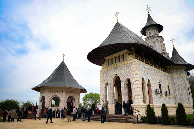Slujire arhierească la hramul Mănăstirii Vlădiceni: „Sfântul Evanghelist Ioan ne arată să nu rămânem doar la înțelegerea cuvântului, ci la trăirea lui”