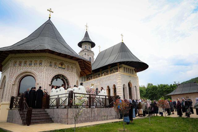 Slujire arhierească la hramul Mănăstirii Vlădiceni: „Sfântul Evanghelist Ioan ne arată să nu rămânem doar la înțelegerea cuvântului, ci la trăirea lui”