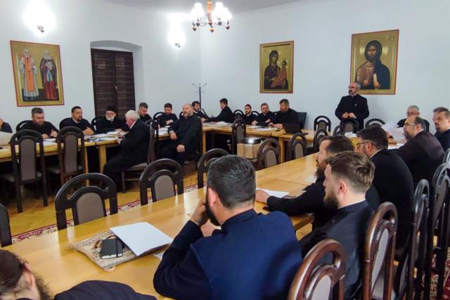 Strategie comună pentru cateheză în parohiile nemțene, la Mănăstirea Pângărați