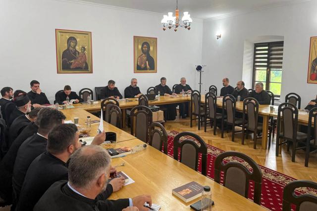 Strategie comună pentru cateheză în parohiile nemțene, la Mănăstirea Pângărați