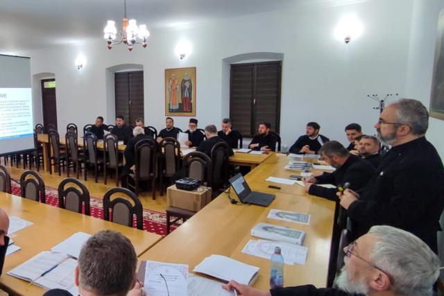 Strategie comună pentru cateheză în parohiile nemțene, la Mănăstirea Pângărați