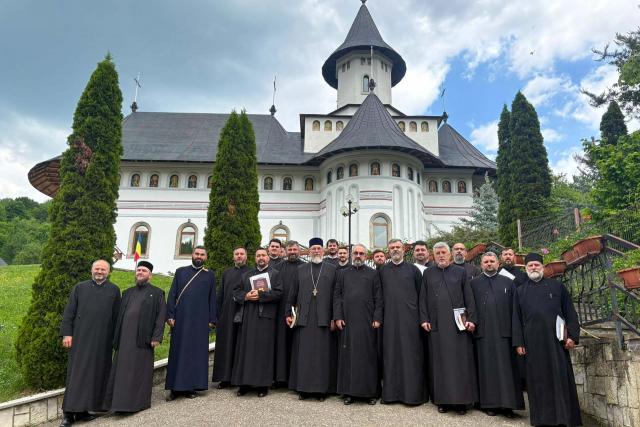 Strategie comună pentru cateheză în parohiile nemțene, la Mănăstirea Pângărați