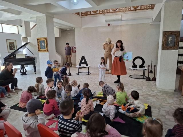 Alături de Veronica Iani, scriitoare și ilustratoare de cărți de povești, care a adus ani la rând bucurie copiilor