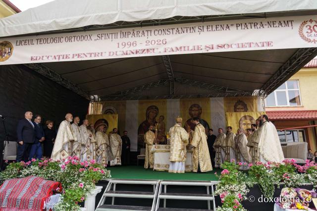 IPS Teofan a slujit la aniversarea a 30 de ani de la înființarea Liceului Teologic Ortodox din Piatra-Neamț