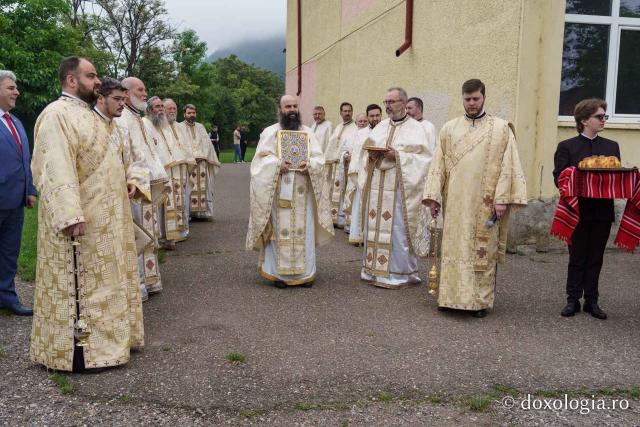 IPS Teofan a slujit la aniversarea a 30 de ani de la înființarea Liceului Teologic Ortodox din Piatra-Neamț