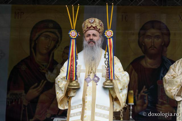 IPS Teofan a slujit la aniversarea a 30 de ani de la înființarea Liceului Teologic Ortodox din Piatra-Neamț