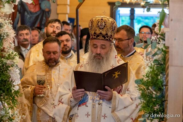 IPS Teofan, la Chiperești: „Omul sfânt îl pune întotdeauna pe Dumnezeu primul”