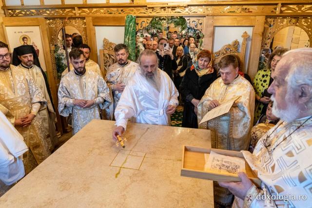IPS Teofan, la Chiperești: „Omul sfânt îl pune întotdeauna pe Dumnezeu primul”