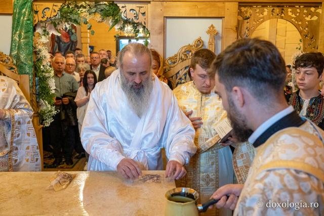 IPS Teofan, la Chiperești: „Omul sfânt îl pune întotdeauna pe Dumnezeu primul”