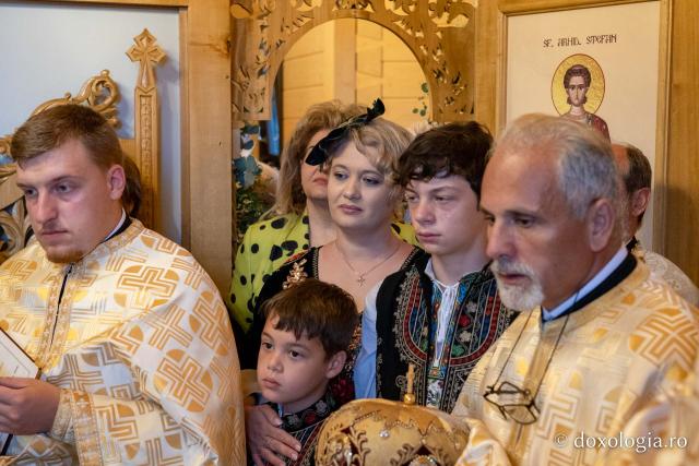 IPS Teofan, la Chiperești: „Omul sfânt îl pune întotdeauna pe Dumnezeu primul”