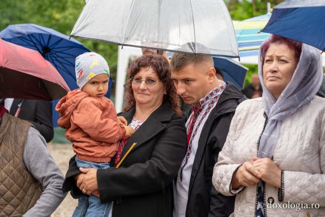 IPS Teofan, la Chiperești: „Omul sfânt îl pune întotdeauna pe Dumnezeu primul”