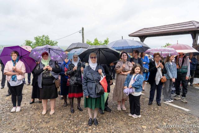 IPS Teofan, la Chiperești: „Omul sfânt îl pune întotdeauna pe Dumnezeu primul”