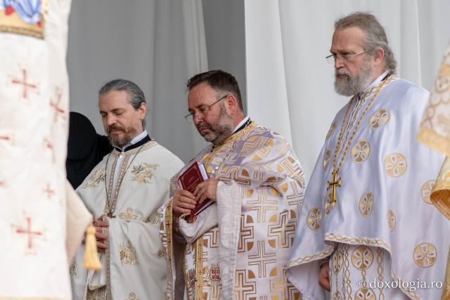 IPS Teofan, la Chiperești: „Omul sfânt îl pune întotdeauna pe Dumnezeu primul”