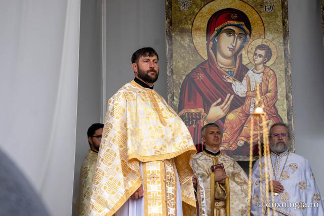 IPS Teofan, la Chiperești: „Omul sfânt îl pune întotdeauna pe Dumnezeu primul”