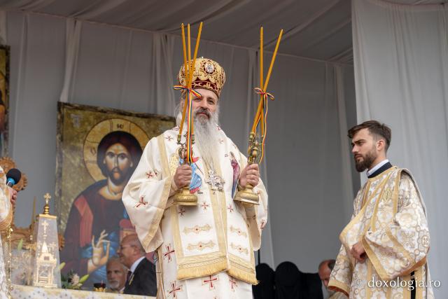 IPS Teofan, la Chiperești: „Omul sfânt îl pune întotdeauna pe Dumnezeu primul”