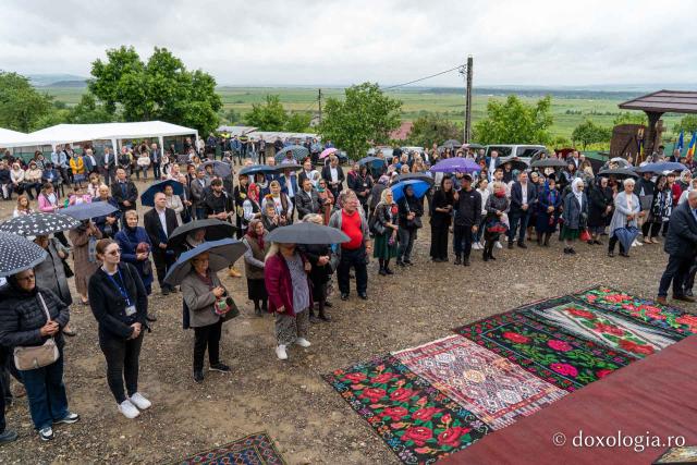 IPS Teofan, la Chiperești: „Omul sfânt îl pune întotdeauna pe Dumnezeu primul”