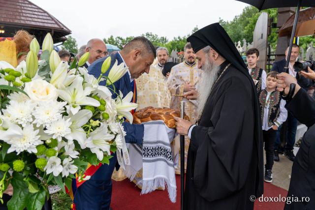 IPS Teofan, la Chiperești: „Omul sfânt îl pune întotdeauna pe Dumnezeu primul”
