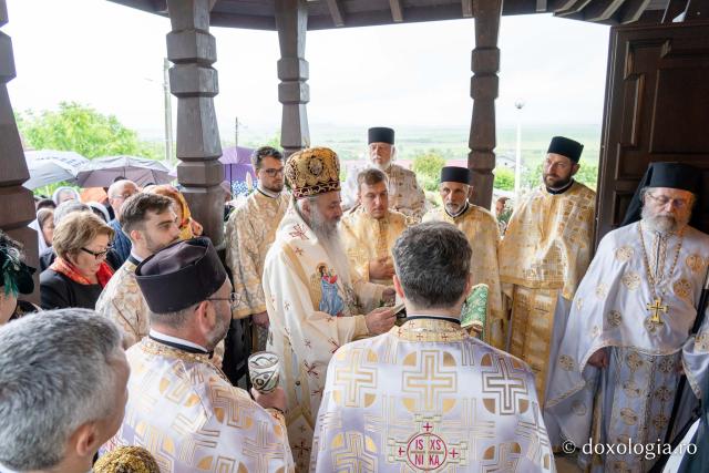 IPS Teofan, la Chiperești: „Omul sfânt îl pune întotdeauna pe Dumnezeu primul”