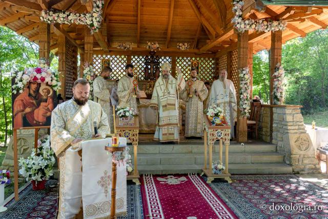 (Video) Duminica Tuturor Sfinților Români, hramul Mănăstirii Bucium - Iași