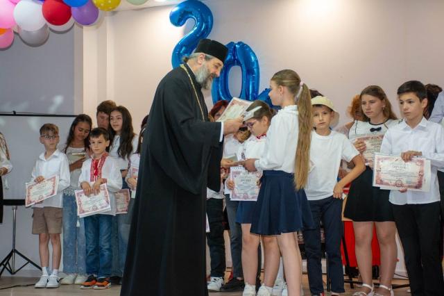 PS Nichifor Botoșăneanul, alături de profesorii și participanții Concursului „Angela Grigoraș” din Barcea
