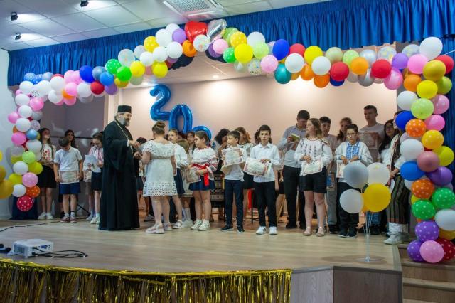 PS Nichifor Botoșăneanul, alături de profesorii și participanții Concursului „Angela Grigoraș” din Barcea