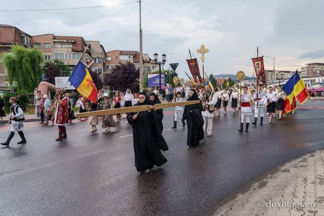 (Foto) Procesiune cu moaștele Sfântului Cuvios Cleopa de la Sihăstria la hramul orașului Piatra Neamț