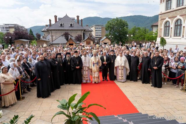 Părintele Mitropolit Teofan, la hramul orașului Piatra Neamț: „Să ne dăruiască Domnul binecuvântarea Lui, să fim îmbrăcați în armele luminii, în Iisus Hristos”