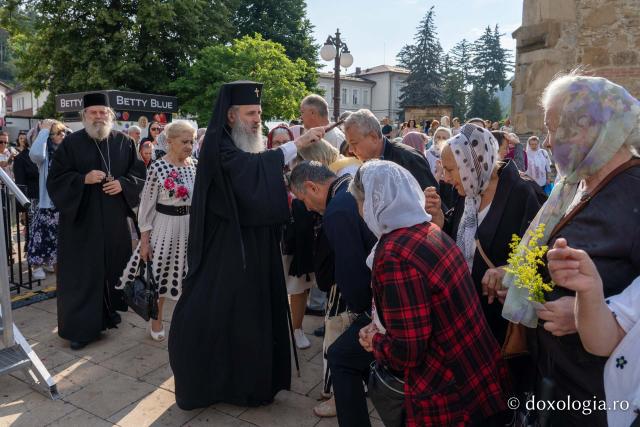 Părintele Mitropolit Teofan, la hramul orașului Piatra Neamț: „Să ne dăruiască Domnul binecuvântarea Lui, să fim îmbrăcați în armele luminii, în Iisus Hristos”