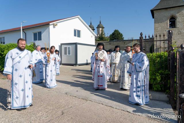 Sfinții Petru și Pavel, cinstiți de ieșeni la Mănăstirea Cetățuia: „Cu această conștiință au trăit, că sunt ai Domnului”