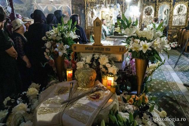 Momente din cadrul slujbei de înmormântare a PS Emilian Crișanul