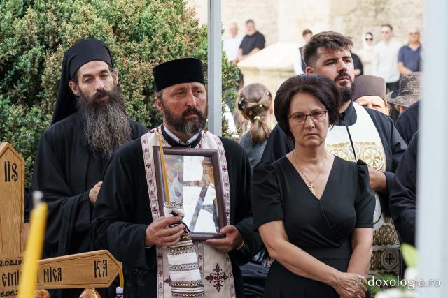 Emilian Arhiereul a fost înmormântat la Mănăstirea Neamț: „El rămâne prezent între pământeni prin faptele sale de iubire milostivă și smerită, de ajutorare a semenilor în nevoi și în necazuri”