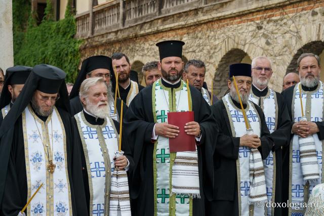 Emilian Arhiereul a fost înmormântat la Mănăstirea Neamț: „El rămâne prezent între pământeni prin faptele sale de iubire milostivă și smerită, de ajutorare a semenilor în nevoi și în necazuri”
